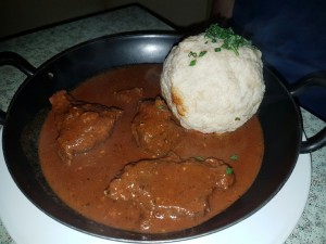 Kleines Gulasch vom Rind mit Semmelknödel