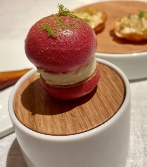 ein weiterer "Gruß" in Form eines Macarons - Steirereck im Stadtpark - Wien