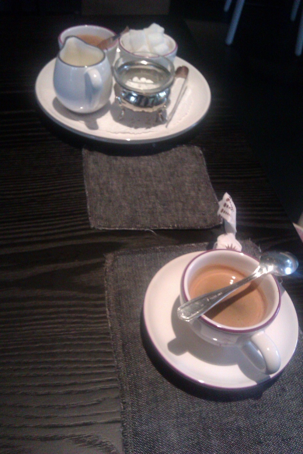 Caffè espresso samt süßer Menage. - Essig´s - Linz
