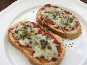 Bruschetta mit Tomate und Mozzarella - sieht aus wie TK-Pizza und schmeckt ... - Trattoria della rosa - Fürstenfeld