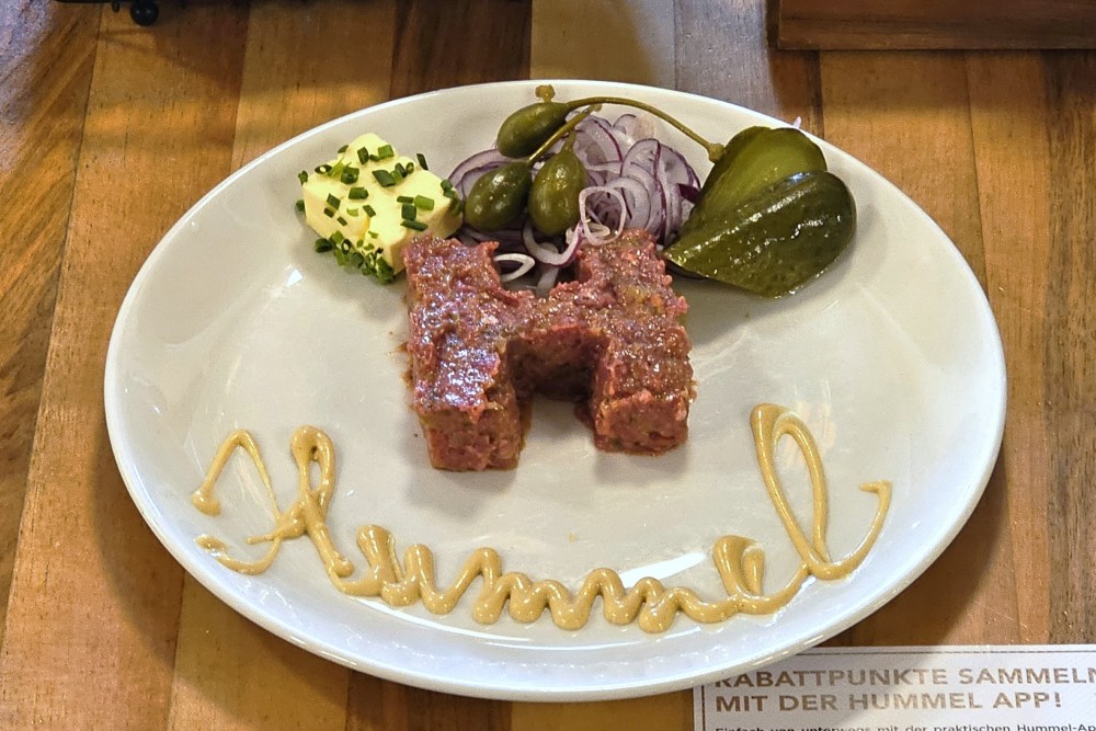 Cafe Hummel - Beef Tartar kleine Postion (70g) - sehr solide, aber etwas zu ... - Cafe-Restaurant Hummel - Wien