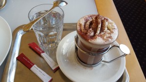 heiße Schokolade mit Schlag - Cafe Gloriette - Wien