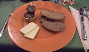 Vorspeise Sardellenringerln mit Brot und Butter..... :-)