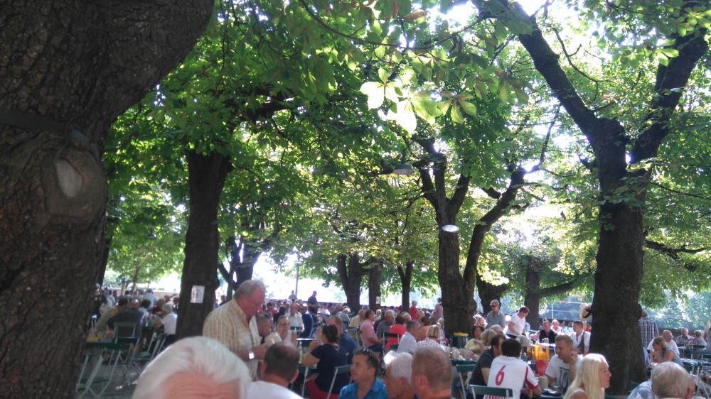 Voller Garten, ab 16 Uhr bekommt man bei schönem Wetter keinen freien Tisch mehr - Augustiner Bräu - Salzburg