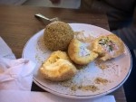 Käseknödel (vorne links), Spinat-Feta-Knödel (hinten noch ganz) und ... - Knödel Manufaktur - Wien