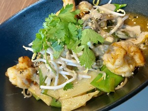 Tolle asiatische Bowl mit Kokos-Garnelen