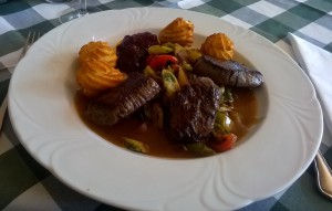 Maibockmedaillons mit Spargelgröstl und Pommes duchesse, köstlich! - Prilisauer - Wien