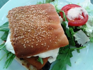 Cuadro - Italienischer Fischburger (EUR 5,90 - Gebackenes Seelachsfilet, Rucola, Oliven und ...