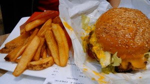 Bacon-Cheese Burger mit Potato Wedges - Le Burger - Wien