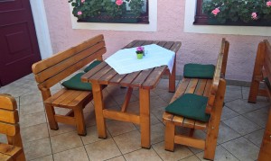 5 solcher Tische gibt's im Innenhof..... - Gasthaus "Mariandl" - Spitz a. d. Donau