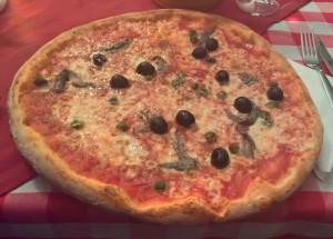 Pizza Romana, mit Oliven, Kapern und Sardellen, richtig gut!