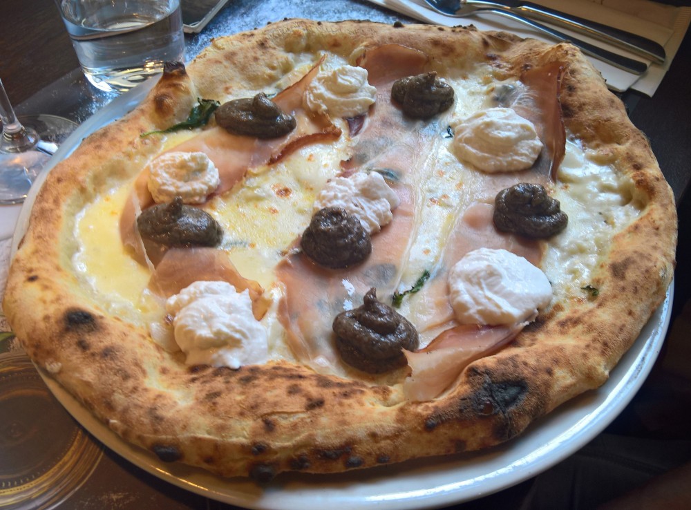 Pizza La Tartufata, etwas eigenwillig sah die aus und so schmeckte die auch..... - Via Toledo - Wien