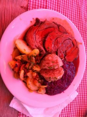 Kalbsroulade mit gerösteten Kartoffeln und Blaukraut - Ruetzenhof - Kirchberg in Tirol