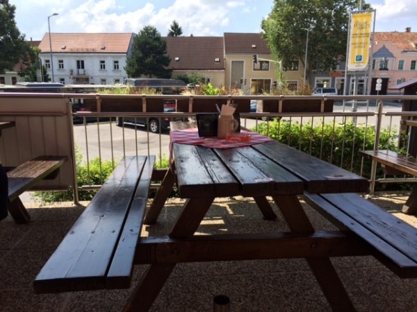 Ambiente auf der Terrasse - Blick Richtung Hauptplatz - Bierwerk - Groß-Enzersdorf