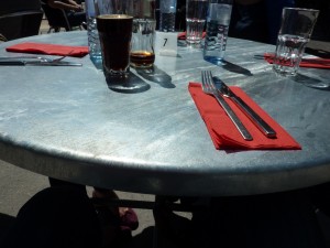 Die metallische Oberfläche der Outdoor-Tische reflektiert Sonnenlicht ... - KUB - Bregenz