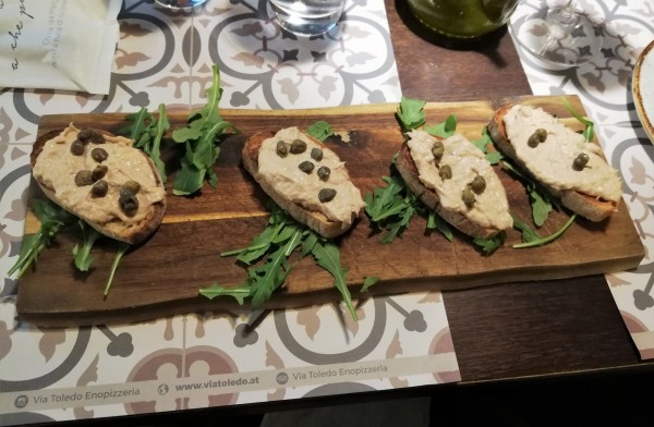 Bruschetta via Caracciolo (Thunfischsauce, Kapern) sowie unnötiges Grünfutter. - Via Toledo - Wien