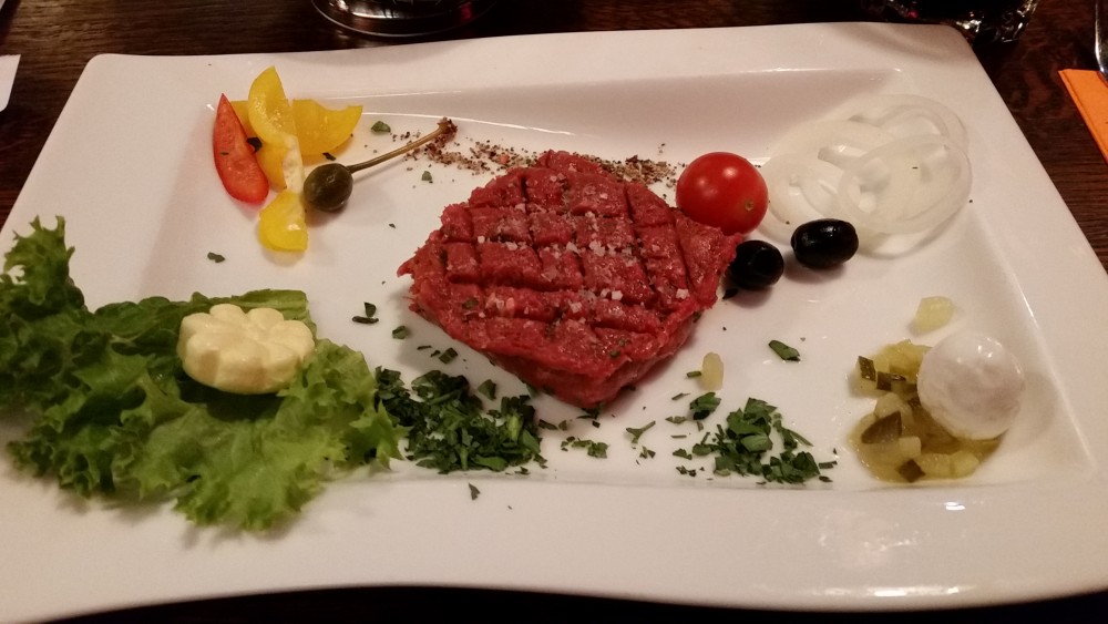 Beef Tartare mit Toast, Butter, Wachtelei und Deko
 - Clocktower American Bar & Grill - Wien-Süd - Brunn am Gebirge