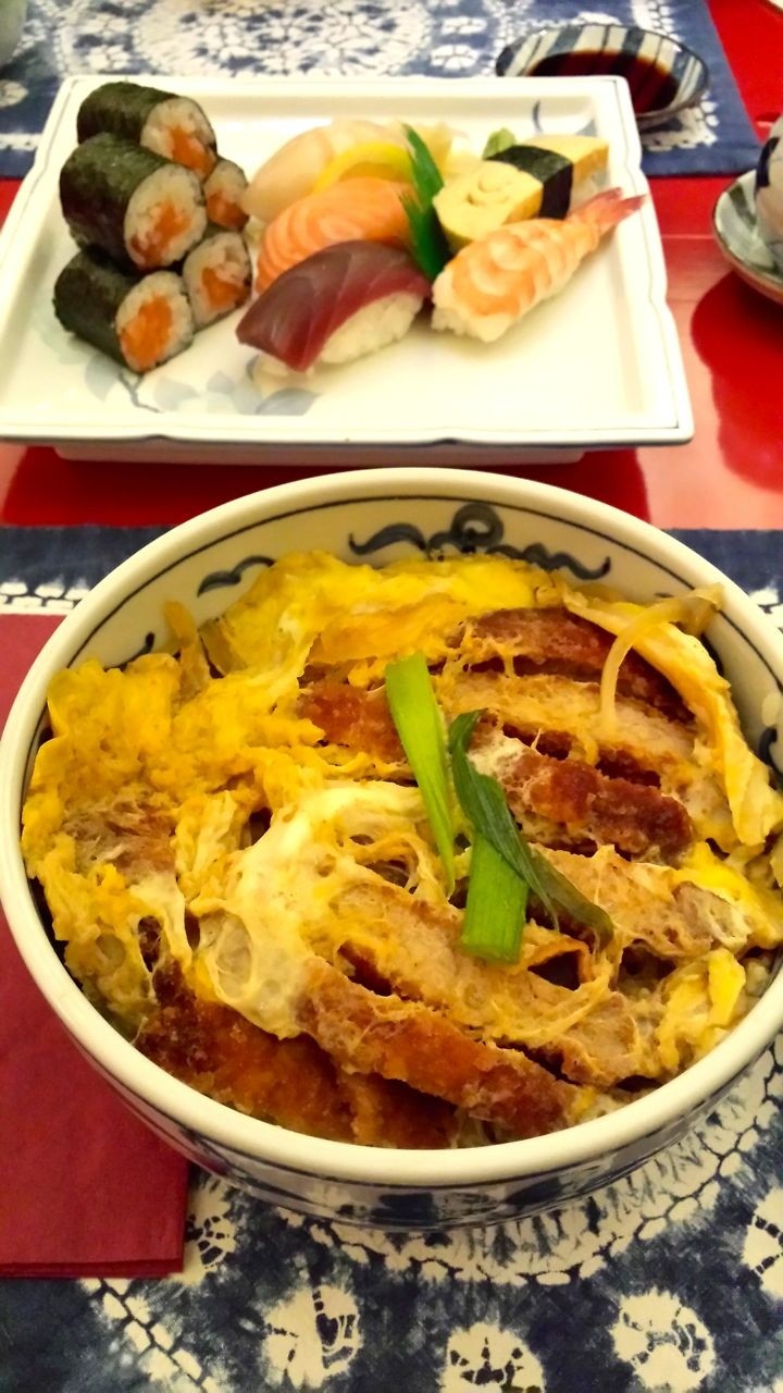 Mittagsmenü Katsu Don (Reisschale belegt mit Schweineschnitzel in Streifen, ... - Nihon Bashi - Wien