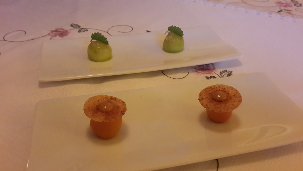 Kumquat gefüllt mit Wildschwein, Gewürzbrot und Honigsenf 
Marinierte Gurke ... - Saziani Stubn - Straden
