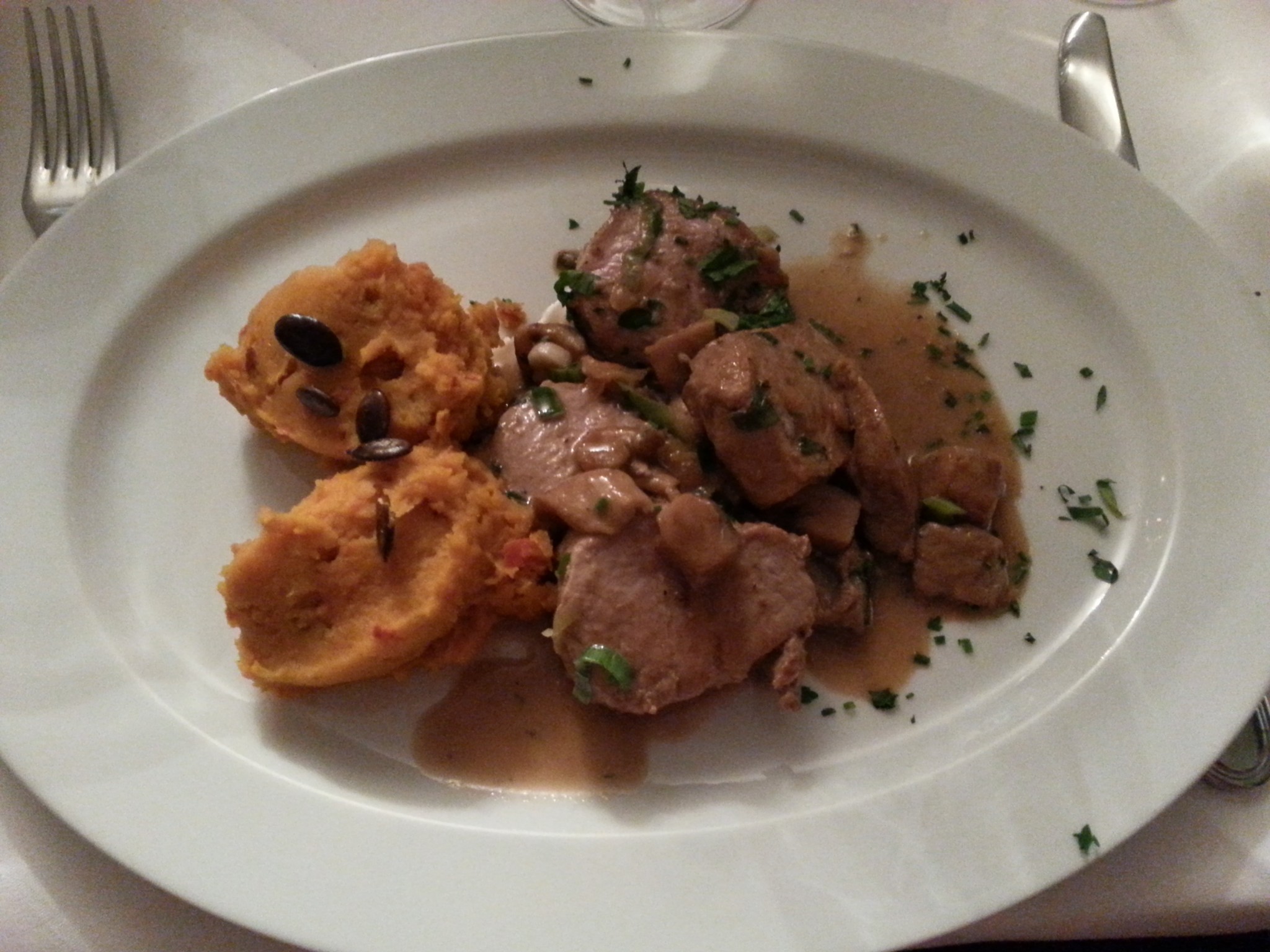 Rosa gebratenes Schweinefilet mit Steinpilzen und Kürbispüree - Prinz Ferdinand - Wien