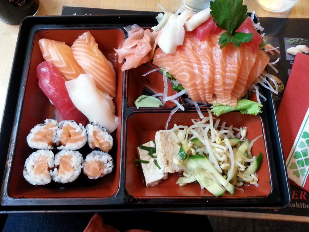 Mono-Box (vorab gibt es Misosuppe) - Sushi-Bar Mono - Wien