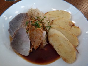 Schopf vom Schwein geschmort mit Erdäpfelknödel und Kraut (Menü mit Suppe um 9.80€)