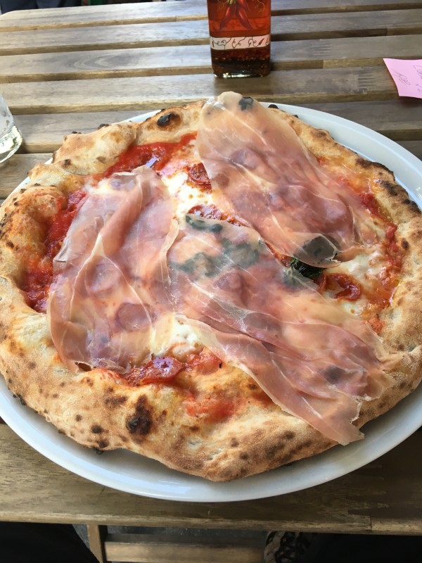 Pizza Diavola. Ein wahres Meisterwerk, getoppt mit Prosciutto. - Pizzeria la Spiga - Wien