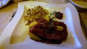 Gebratene Kalbsleber mit Speck, dazu Gemüsegröstl und gedünstete ... - s'Achtele - Lech am Arlberg