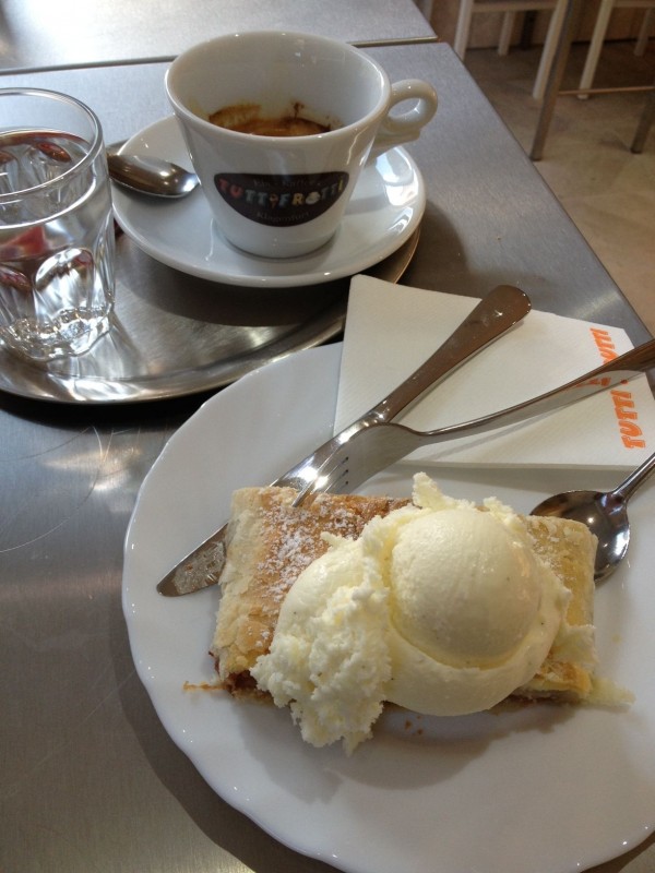 Caffè doppio, Apfelstrudel hausgemacht, Vanilleeis. - Gelateria Tutti Frutti - Klagenfurt