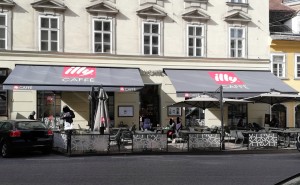 In der Habsburgergasse 14, davor ein "parkplatzraubender" recht großer ... - Illy Caffe Flagshipstore - Wien