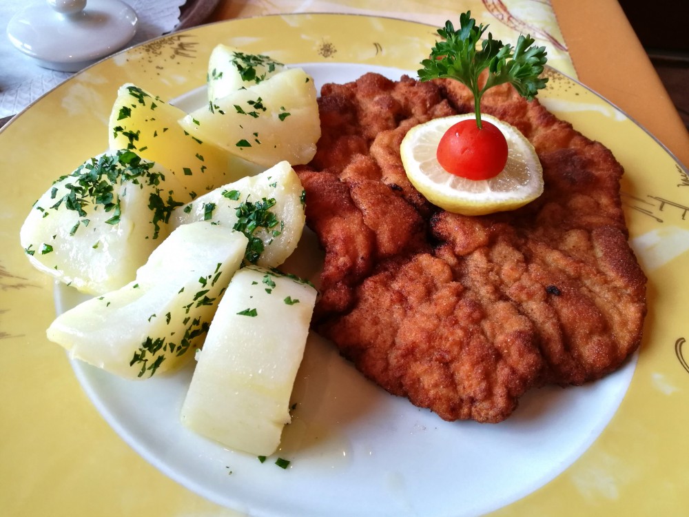 Wiener Schnitzel vom Schwein - Dorfcafe Birnbacher - St. Ulrich am Pillersee