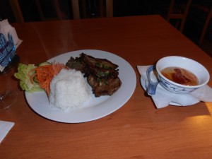 Gegrillte Schweinskoteletts mit Reis und Fischsauce - MINH KHIEM / Vietnamese Food - Wien
