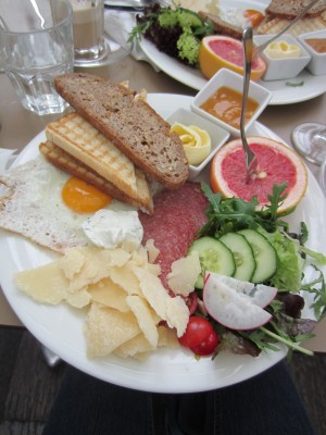 nicht schlecht das Frühstück, die Grapefruit hat allerdings schon bessere ... - Cafe Leopold - Wien