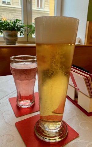 Kleines Bier und Himbeersoda, noch das Beste des Mittagessens. - Li Li - Wien
