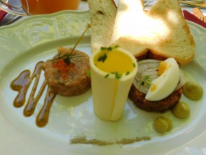Duett vom Tartare, Beef und Räucherlachs mit Kapern, Toast und Butter - Laufke - Graz