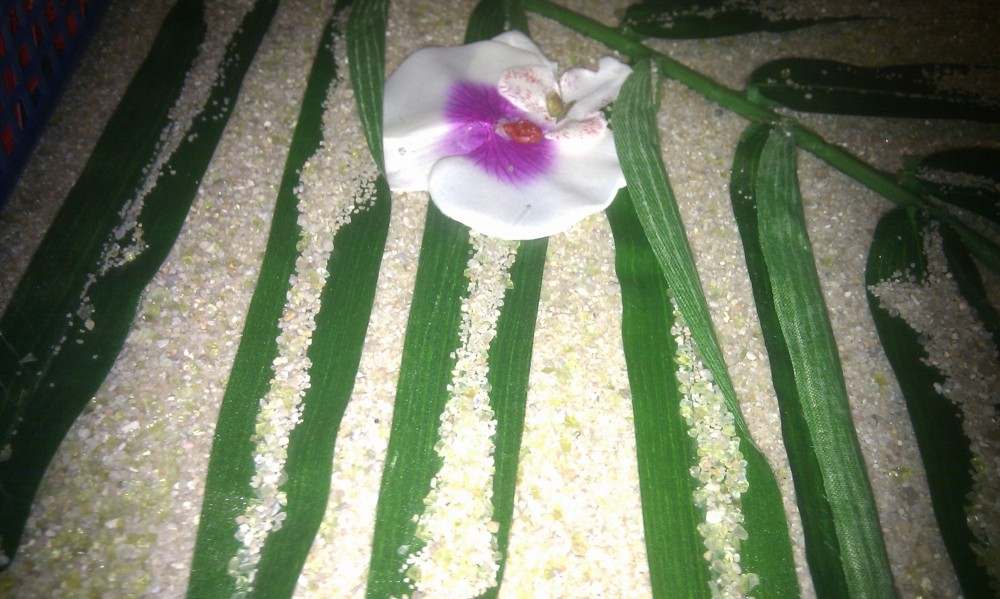 Sand, Blüten und Blätter unter der Glasplatte im Tisch ... - The Landings - Bregenz