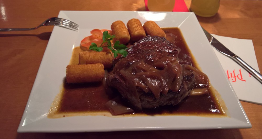 Rib-Eye-Steak auf Rotweinscharlotten samt Kroketten, schlicht grandios! - S'PFIFF - Wien