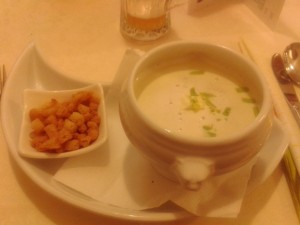 Schilcher-Kartoffelrahmsuppe mit Pilzen und Frühlingszwiebeln - Krebsenkeller - Graz