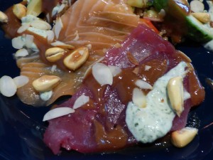 Sashimi im Meeresfrüchtesalat