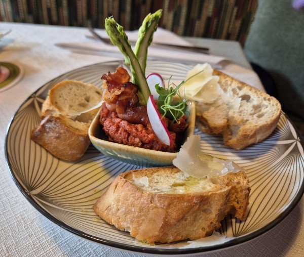 Brot + Getrocknete Tomaten Aufstrich 5,50 - Restaurant & Vinothek Unger - Pitten