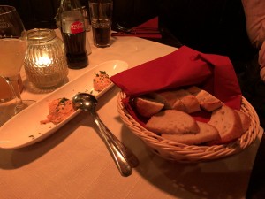Gedeck: Liptauer, sehr fein mit warmen Baguette und gutem Brot - Kardos - Wien