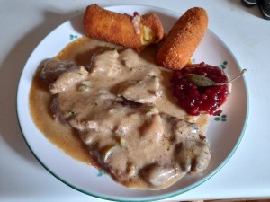 Gedünstetes Schwäbisches Rindschnitzel in Kapern-Rahmsauce, Kroketten und ... - Gasthof-Pension "Furthnerwirt" - Furth/Triesting