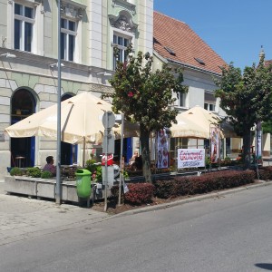 Lokalansicht mit Gastgarten - Eissalon Grünzweig - Korneuburg