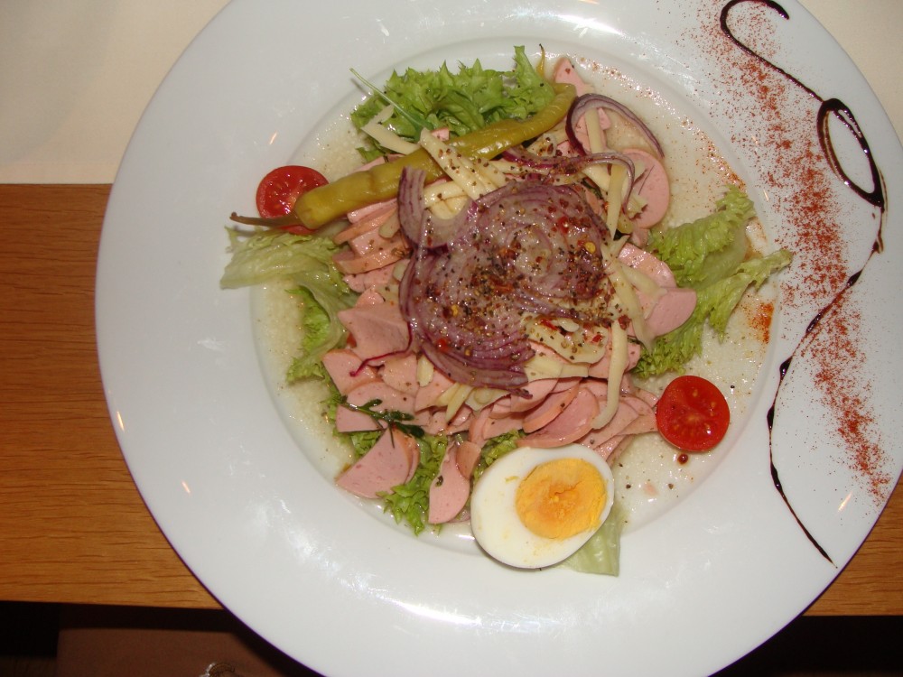Lumpensalat fein garniert mit Zwiebel, Ei und Pfefferoni (7,50 Euro). - Gasthaus Krone - Hörbranz