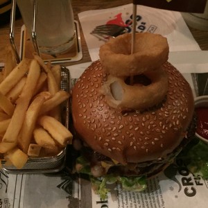 GreatAussie Bite, ein Double Beef Burger mit Pommes frites