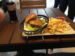 Omnom Burger mit Cheddar und Pommes - Omnom Burger - Wien