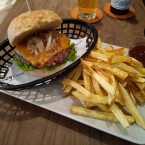 Burger (Meat, Cheddar, Grilled Onion, Cocktailsauce) dazu Pomnommes und BBQ ... - Omnom Burger - Wien