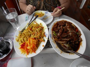 links Bami Goreng rechts gebratene Ente in scharfer Soße - China Restaurant "Wang" - Graz
