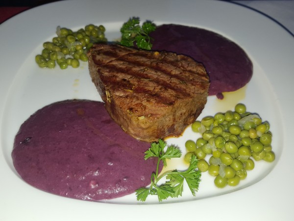 Filetsteak mit Vitelotte-Püree und Erbsen - PINO - Ristorante Pizzeria - Mödling