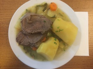 Gekochtes Rindfleisch mit Kartoffeln und Kohlrabigemüse - Schöne Perle - Wien